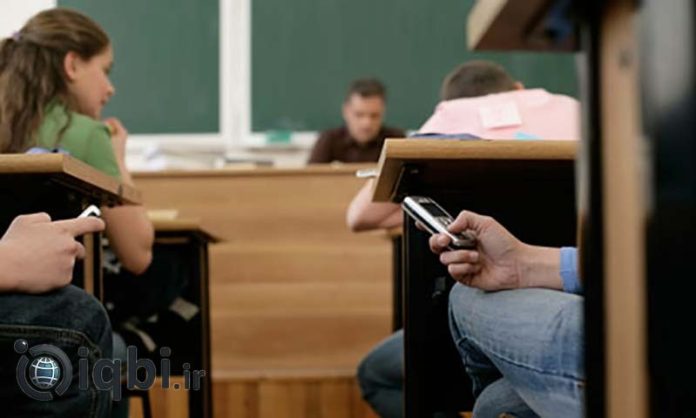 Pupils-using-mobile-phone-007 آیا بخشنامه ممنوعیت موبایل در مدارس موثر است؟
